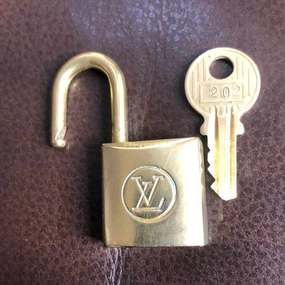 Vintage LV Louis Vuitton Padlock Lock & Key 202 - Picture 5 of 10
